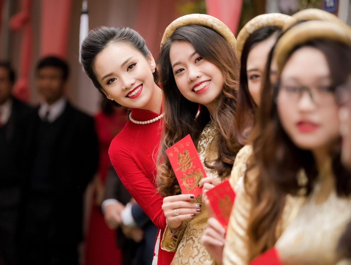 Hoa hậu khả ái Trần Tố Như nở nụ cười rạng rỡ, nắm chặt tay hot boy cảnh sát trong suốt lễ ăn hỏi-10