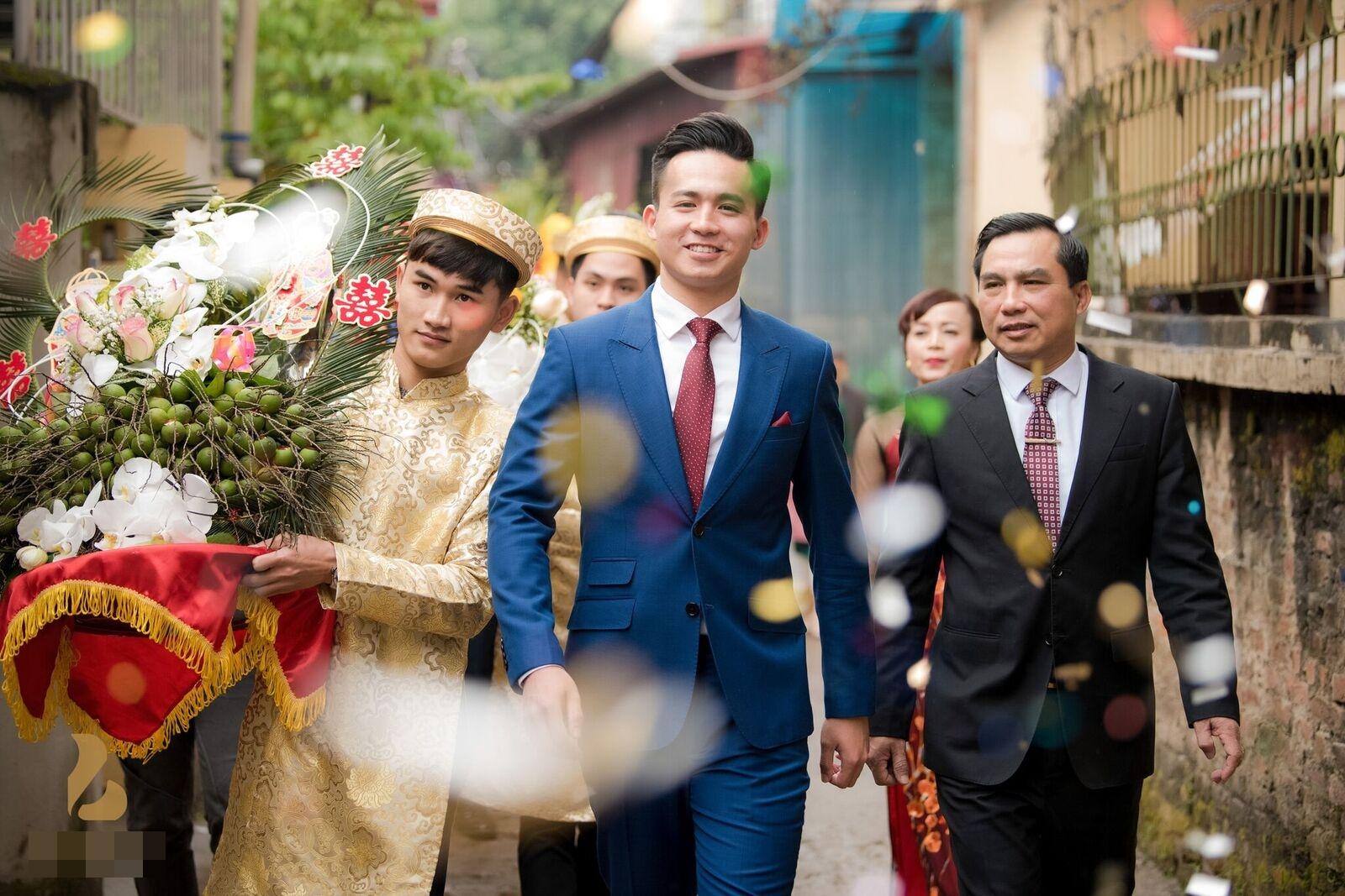 Hoa hậu khả ái Trần Tố Như nở nụ cười rạng rỡ, nắm chặt tay hot boy cảnh sát trong suốt lễ ăn hỏi-5