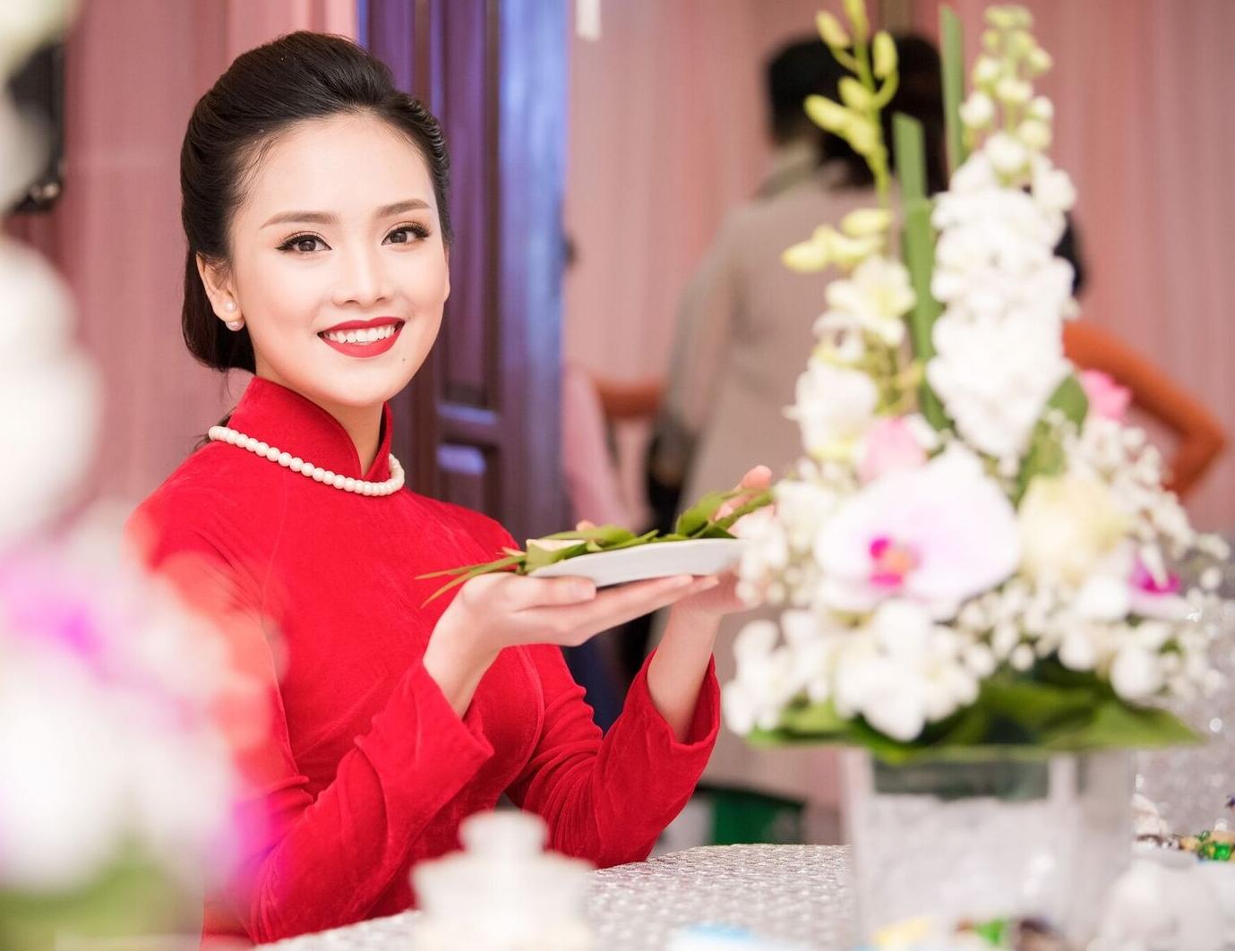 Hoa hậu khả ái Trần Tố Như nở nụ cười rạng rỡ, nắm chặt tay hot boy cảnh sát trong suốt lễ ăn hỏi-8