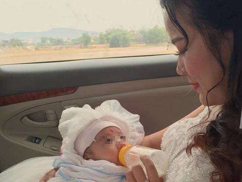 Rớt nước mắt với tâm sự của cô dâu bế con 1 tháng trên xe hoa về nhà chồng