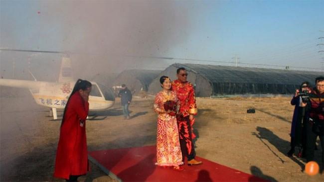 Chú rể Trung Quốc chơi trội thuê trực thăng đón dâu-2