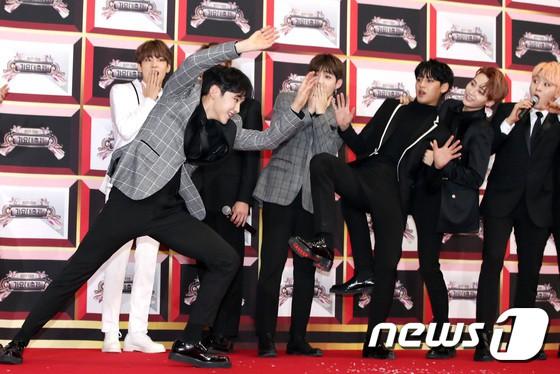 Thảm đỏ KBS Gayo Daejun: HyunA sexy nổi bật, loạt mỹ nam tạo dáng khó đỡ-13