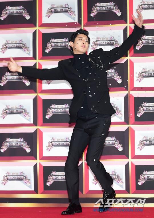 Thảm đỏ KBS Gayo Daejun: HyunA sexy nổi bật, loạt mỹ nam tạo dáng khó đỡ-7