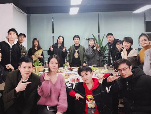 Thánh ăn công sở tung hình ảnh hậu trường cực lầy phía sau clip nấu ăn triệu view-2