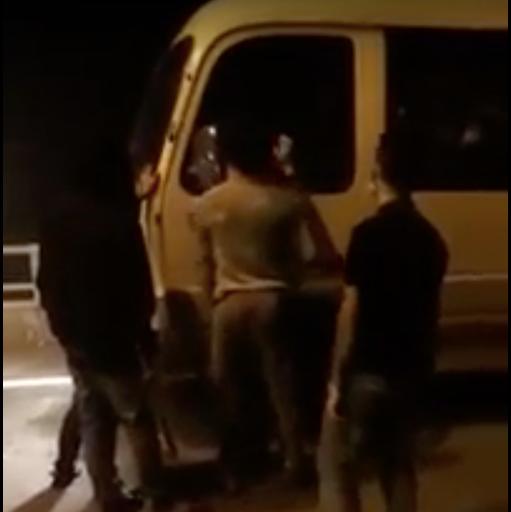 11 thanh niên cầm hung khí chặn xe trấn lột, thách báo công an-2