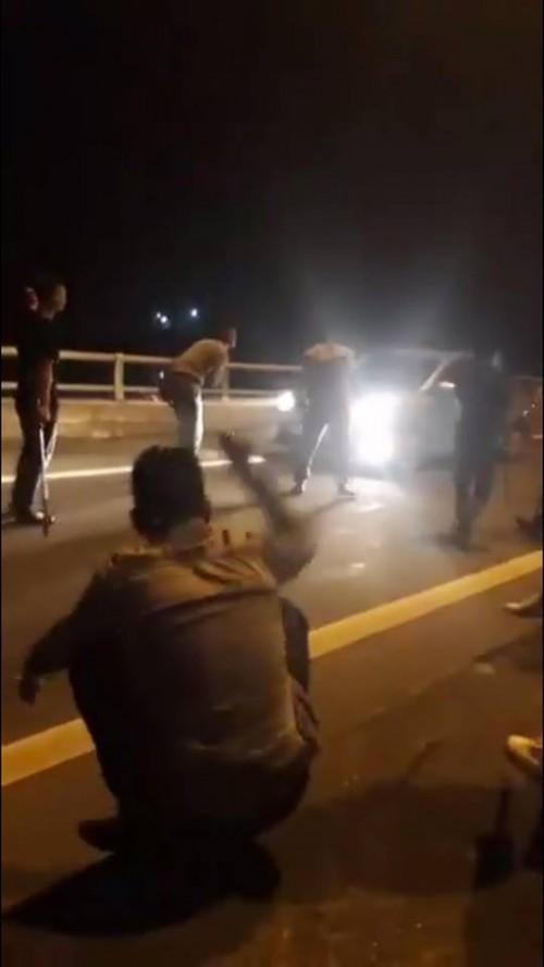 11 thanh niên cầm hung khí chặn xe trấn lột, thách báo công an-1