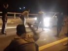 11 thanh niên cầm hung khí chặn xe trấn lột, thách báo công an