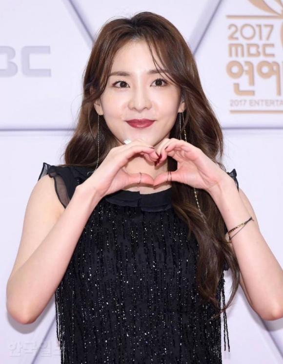 Sao Ngôi nhà hạnh phúc khoe vai trần, Dara già chát trên thảm đỏ MBC Entertainment Awards-4