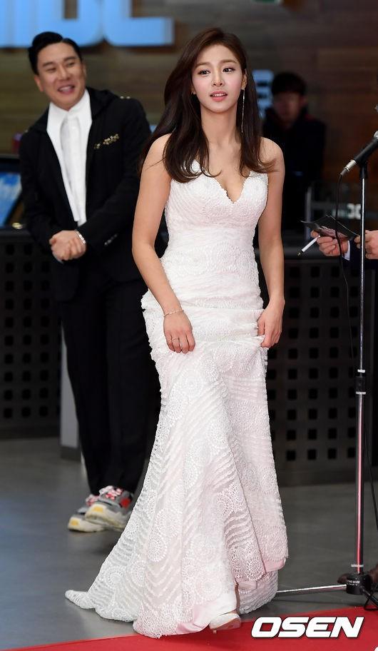 Sao Ngôi nhà hạnh phúc khoe vai trần, Dara già chát trên thảm đỏ MBC Entertainment Awards-8