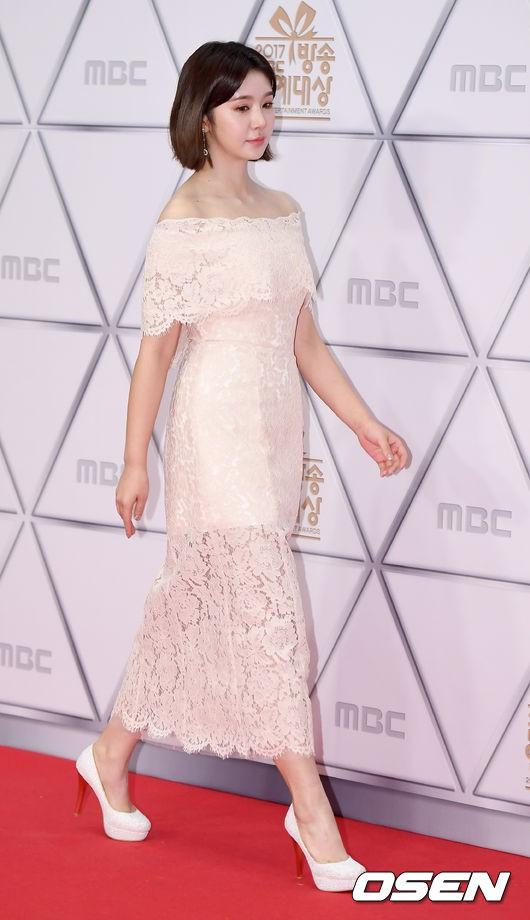 Sao Ngôi nhà hạnh phúc khoe vai trần, Dara già chát trên thảm đỏ MBC Entertainment Awards-11