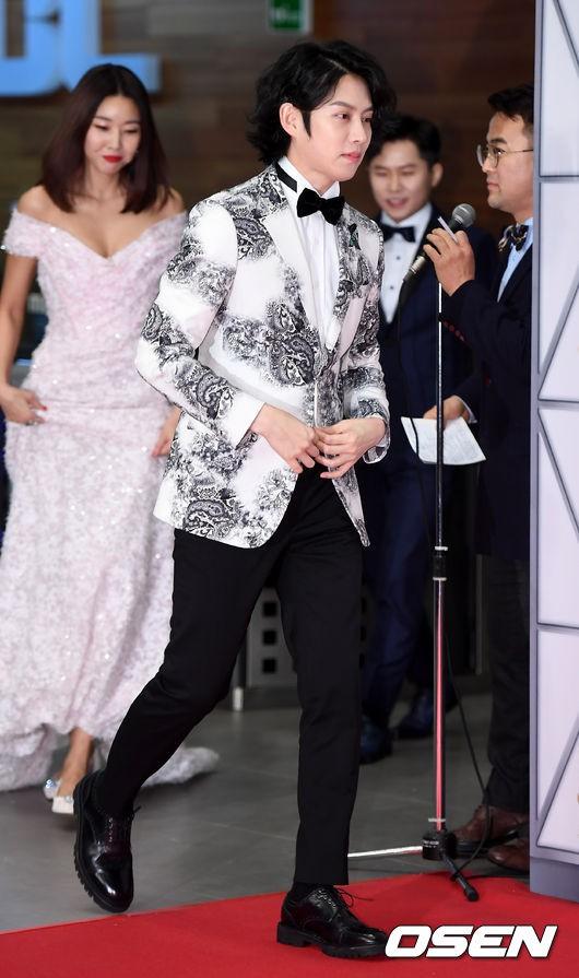 Sao Ngôi nhà hạnh phúc khoe vai trần, Dara già chát trên thảm đỏ MBC Entertainment Awards-12