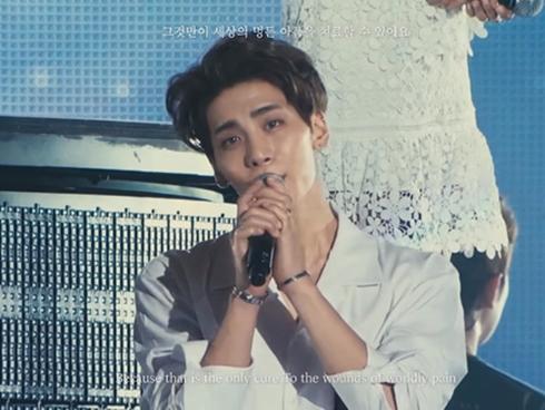 Clip: Lee Hi bật khóc, thẫn thờ không thể hát suốt 1 phút khi biểu diễn ca khúc của Jonghyun-4