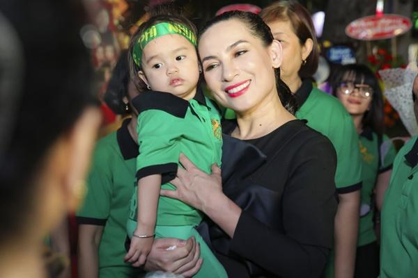 Phi Nhung lần đầu công khai con gái ruột trước công chúng-9