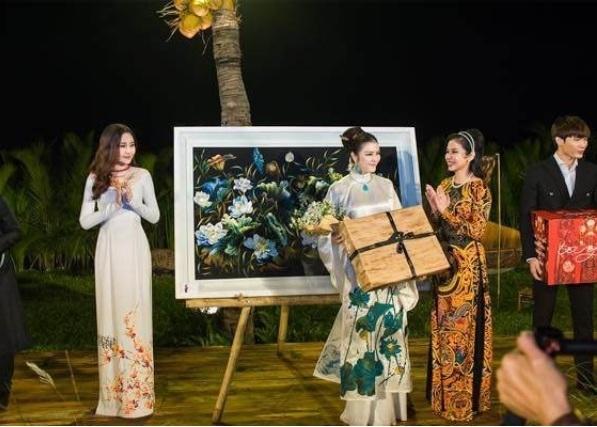 Lê Âu Ngân Anh, Hương Tràm khép lại một năm cũ đầy biến động bằng những tai nạn nhớ đời-3