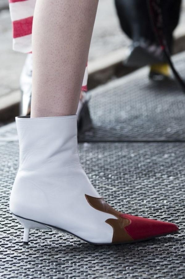 Xưa rồi giày cao gót lêu khêu, giày cổ chữ V đế thấp mới là mốt hot nhất xuân 2018-2