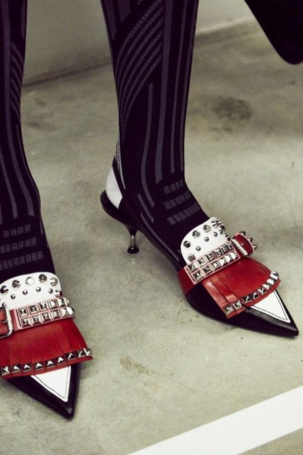 Xưa rồi giày cao gót lêu khêu, giày cổ chữ V đế thấp mới là mốt hot nhất xuân 2018-4