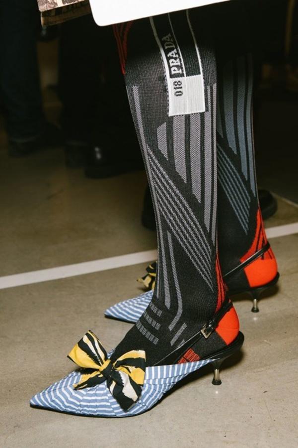 Xưa rồi giày cao gót lêu khêu, giày cổ chữ V đế thấp mới là mốt hot nhất xuân 2018-5