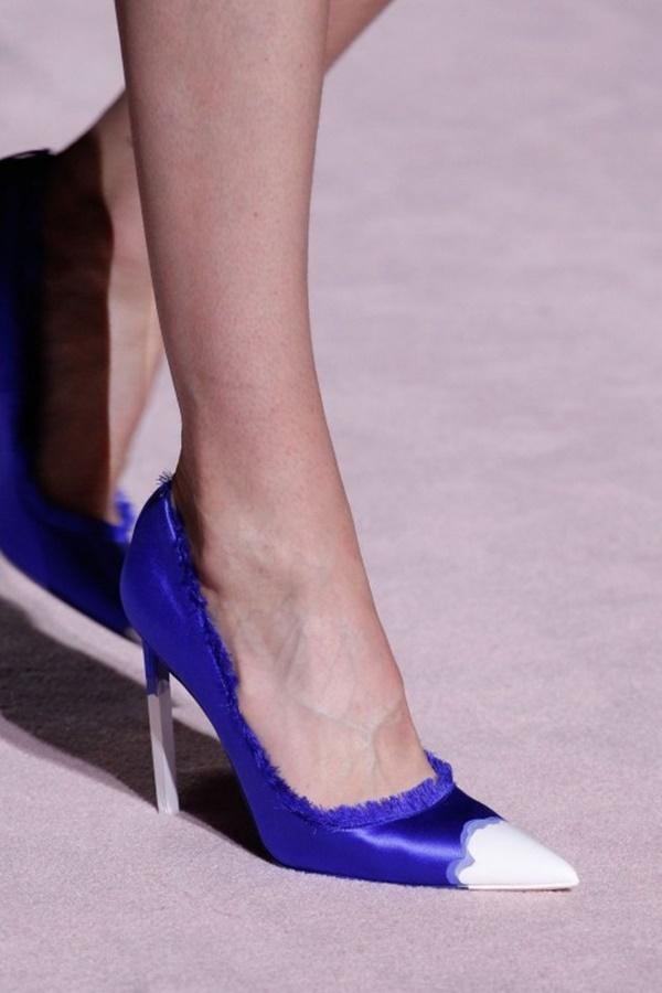 Xưa rồi giày cao gót lêu khêu, giày cổ chữ V đế thấp mới là mốt hot nhất xuân 2018-10