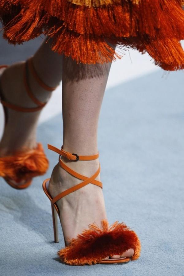 Xưa rồi giày cao gót lêu khêu, giày cổ chữ V đế thấp mới là mốt hot nhất xuân 2018-6