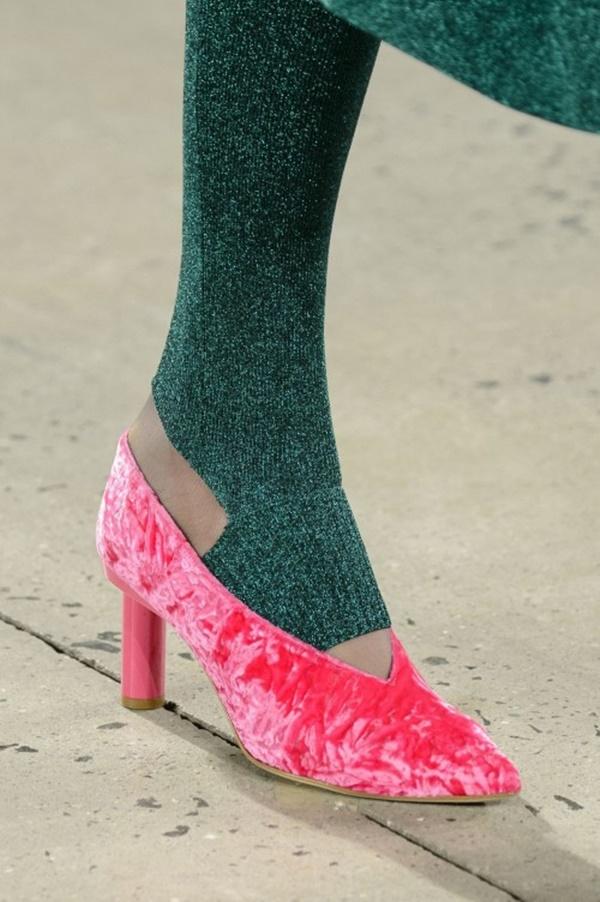 Xưa rồi giày cao gót lêu khêu, giày cổ chữ V đế thấp mới là mốt hot nhất xuân 2018-14