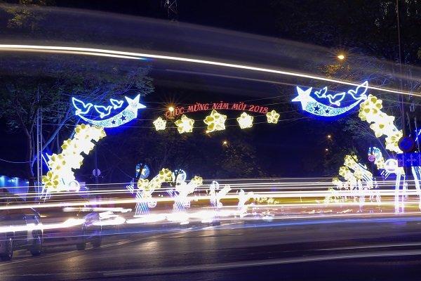 Đường phố trung tâm TPHCM rực rỡ chào đón năm mới-1