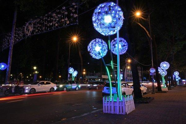Đường phố trung tâm TPHCM rực rỡ chào đón năm mới-2