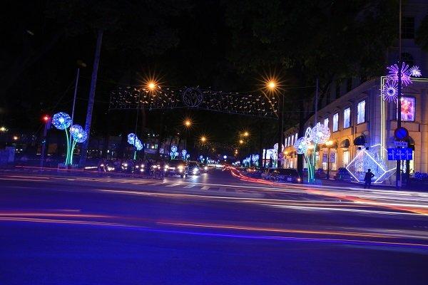 Đường phố trung tâm TPHCM rực rỡ chào đón năm mới-3