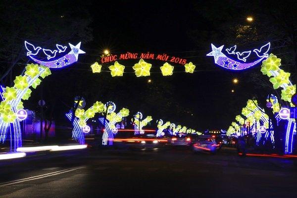 Đường phố trung tâm TPHCM rực rỡ chào đón năm mới-4
