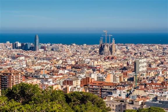 Nữ du khách Việt và hành trình khám phá thành phố đẹp như mơ ở xứ sở bò tót-5