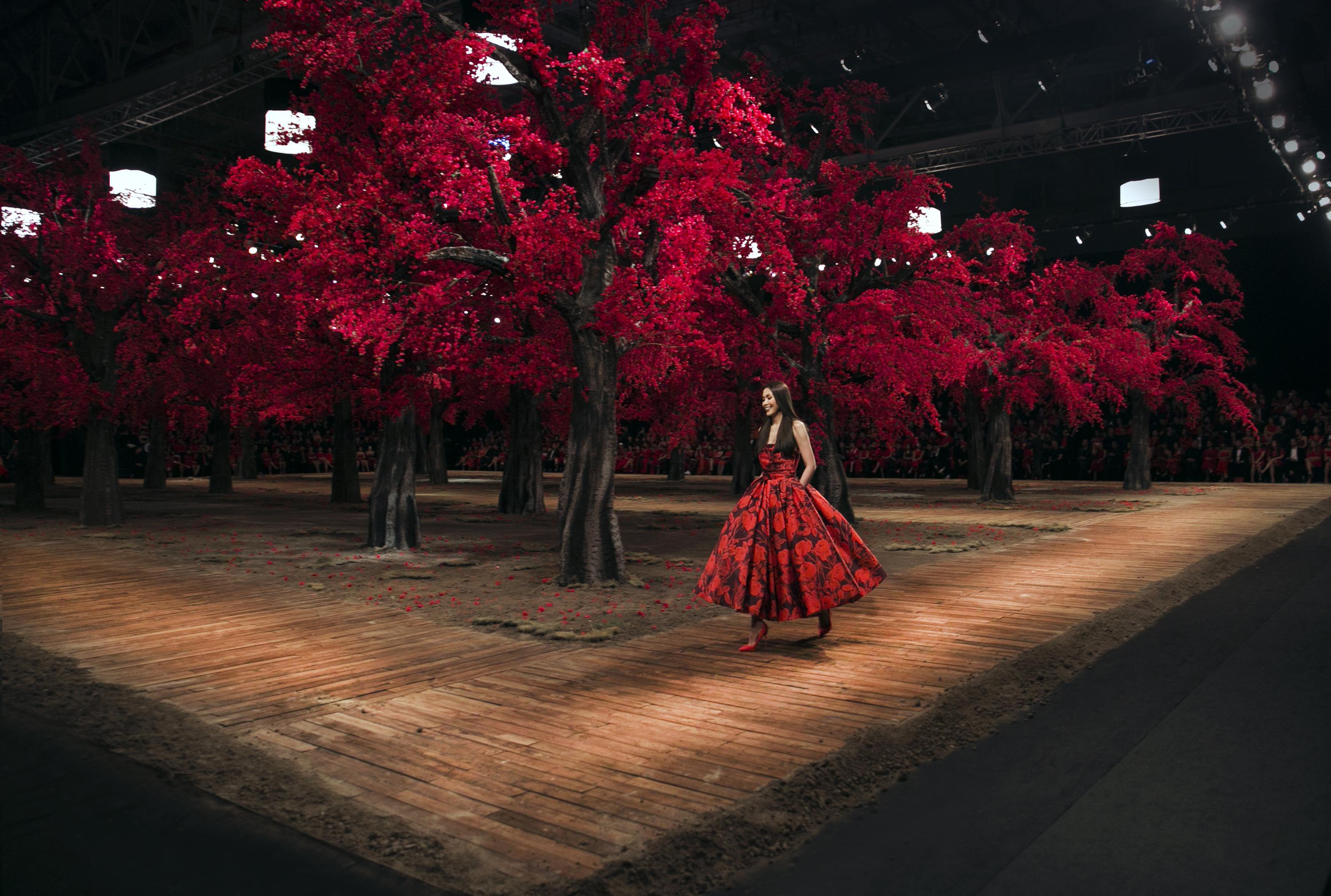 Tăng Thanh Hà tái xuất trên sàn catwalk cùng thần thái cuốn hút vạn người mê-3