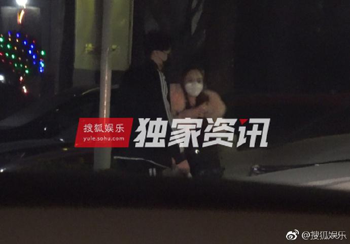 Lý Tiểu Lộ bị bắt gặp qua đêm nhà trai trẻ, Giả Nãi Lượng livestream nói vợ đi làm tóc-1