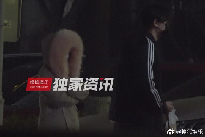 Lý Tiểu Lộ bị bắt gặp qua đêm nhà trai trẻ, Giả Nãi Lượng livestream nói vợ đi làm tóc-4