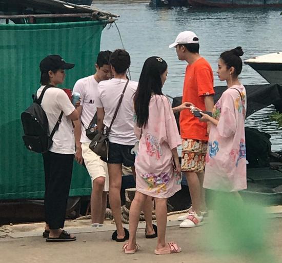 Lý Tiểu Lộ bị bắt gặp qua đêm nhà trai trẻ, Giả Nãi Lượng livestream nói vợ đi làm tóc-6