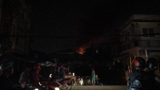 TP.HCM: Người dân thẫn thờ, đau xót chứng kiến hàng loạt căn nhà chìm trong biển lửa ngày cuối năm-1