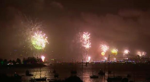 Chào 2018, cả triệu người xem pháo hoa rực sáng cầu cảng Sydney-12
