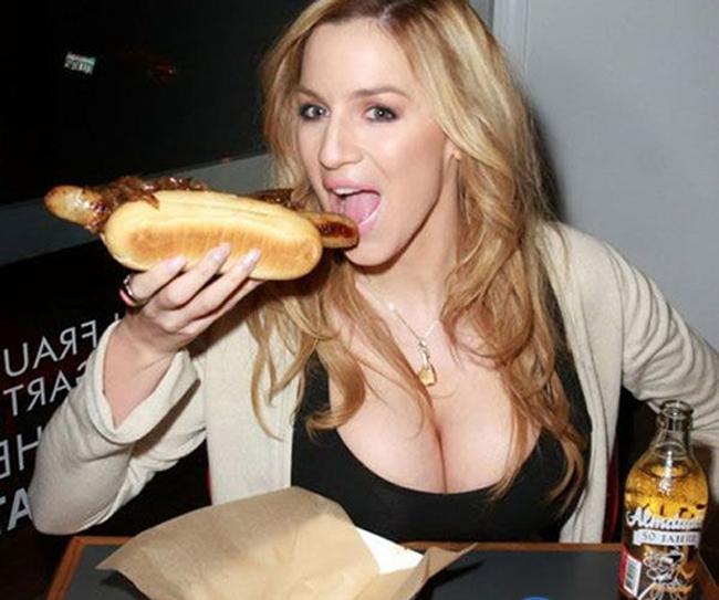 14 cô nàng phá đảo thế giới ảo trong năm 2017-1