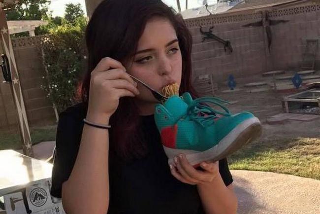 14 cô nàng phá đảo thế giới ảo trong năm 2017-12