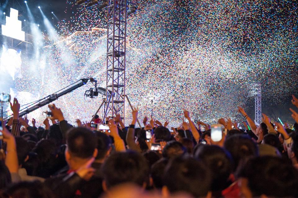 Nam thanh niên trèo lên cột biển đường quẩy đêm Countdown-1