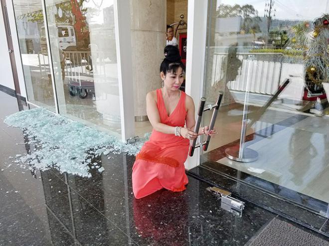 Diễn viên Uyên Thảo suýt gặp nạn khi cửa kính khách sạn bất ngờ phát nổ-1