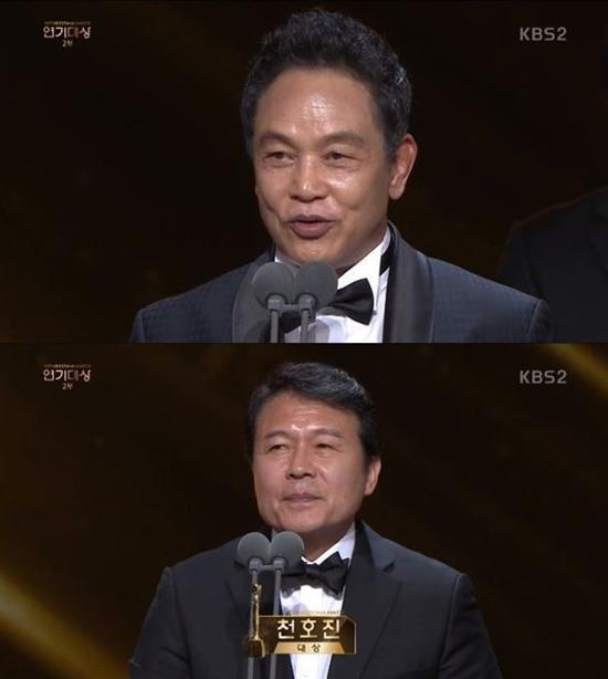 Song Hye Kyo bận rộn, Song Joong Ki xuất hiện lẻ loi nhưng vẫn vui vẻ cảm ơn bà mối-3