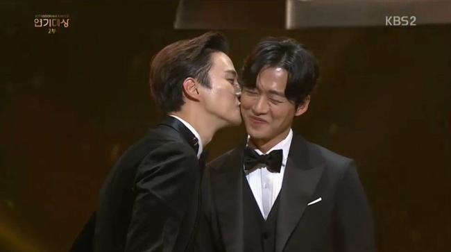 Song Hye Kyo bận rộn, Song Joong Ki xuất hiện lẻ loi nhưng vẫn vui vẻ cảm ơn bà mối-5