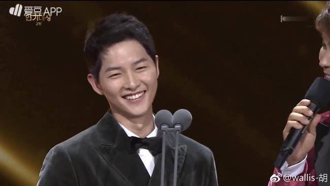 Song Hye Kyo bận rộn, Song Joong Ki xuất hiện lẻ loi nhưng vẫn vui vẻ cảm ơn bà mối-1