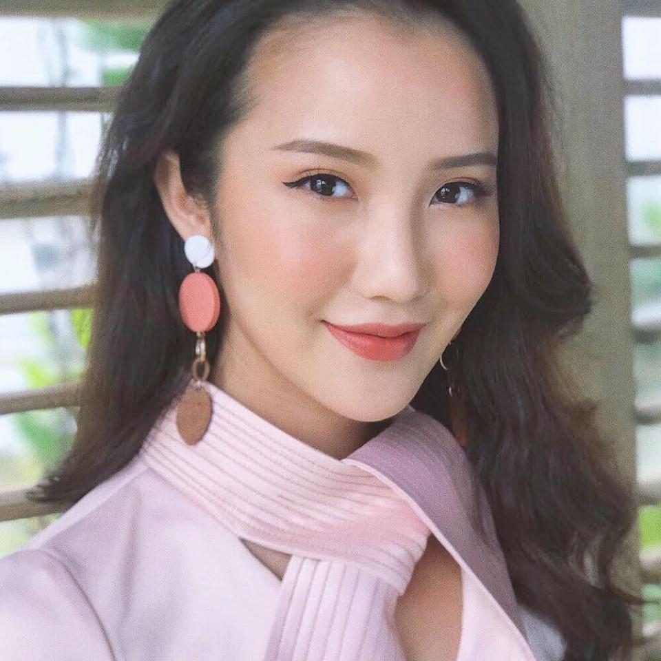 Hot girl - hot boy Việt: MC The Voice Yumi Dương nên duyên cùng bạn trai hơn 9 tuổi-9