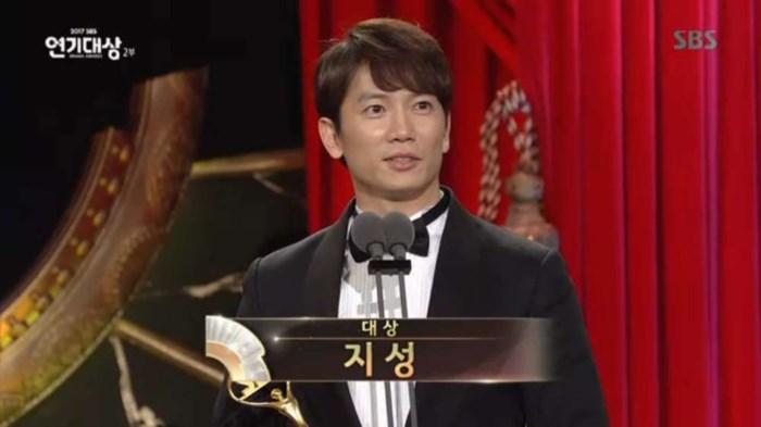 Choáng khi Suzy - Lee Jong Suk nhận giải diễn viên xuất sắc đỉnh cao và cặp đôi đẹp nhất SBS Drama Awards 2017-11