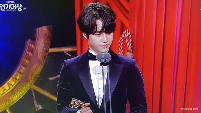 Choáng khi Suzy - Lee Jong Suk nhận giải diễn viên xuất sắc đỉnh cao và cặp đôi đẹp nhất SBS Drama Awards 2017-7