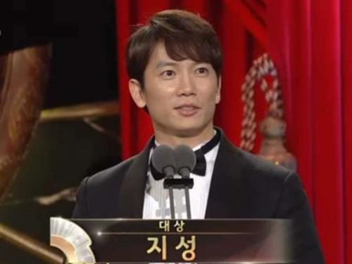 Choáng khi Suzy - Lee Jong Suk nhận giải diễn viên xuất sắc đỉnh cao và cặp đôi đẹp nhất 'SBS Drama Awards 2017'