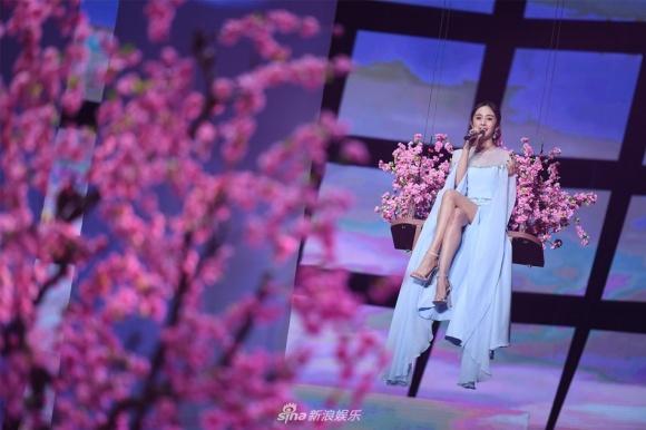 Dương Mịch triệt để khoe chân thon, xuất hiện giữa rừng hoa đào-1