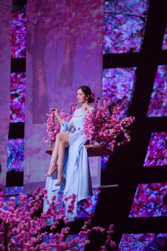 Dương Mịch triệt để khoe chân thon, xuất hiện giữa rừng hoa đào-2