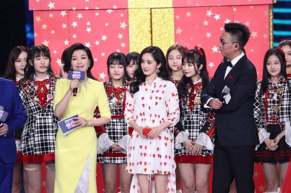 Dương Mịch triệt để khoe chân thon, xuất hiện giữa rừng hoa đào-7