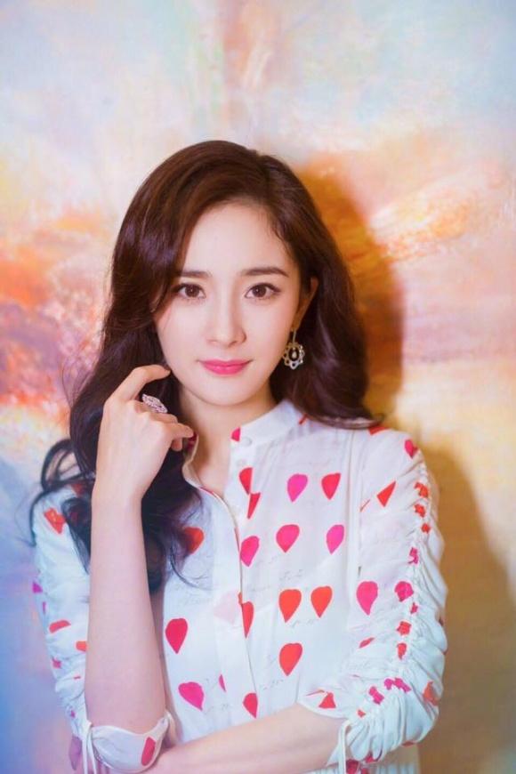 Dương Mịch triệt để khoe chân thon, xuất hiện giữa rừng hoa đào-6